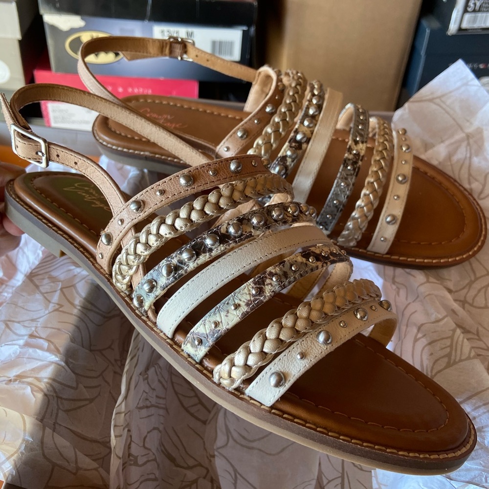 New in box crown vintage flats sandals